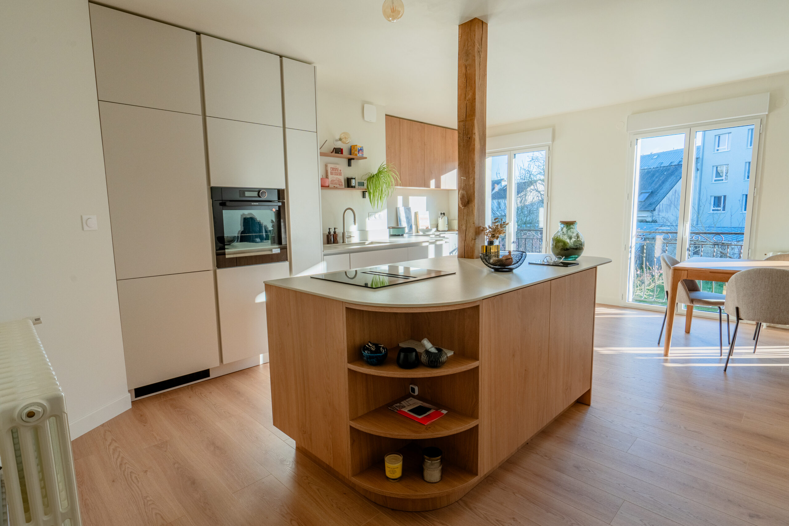 cuisine beige avec un îlot en bois