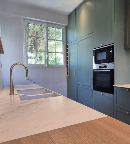 photo d un agencement de cuisine vert d eau et plan de travail marbre