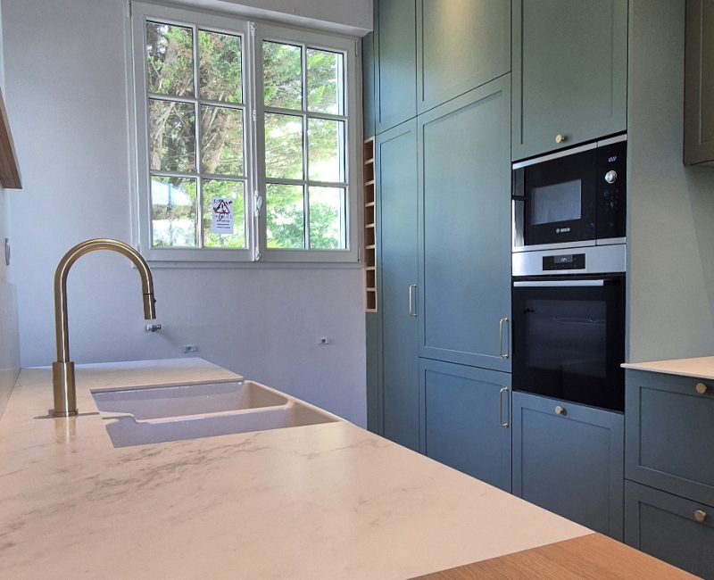 photo d un agencement de cuisine vert d eau et plan de travail marbre