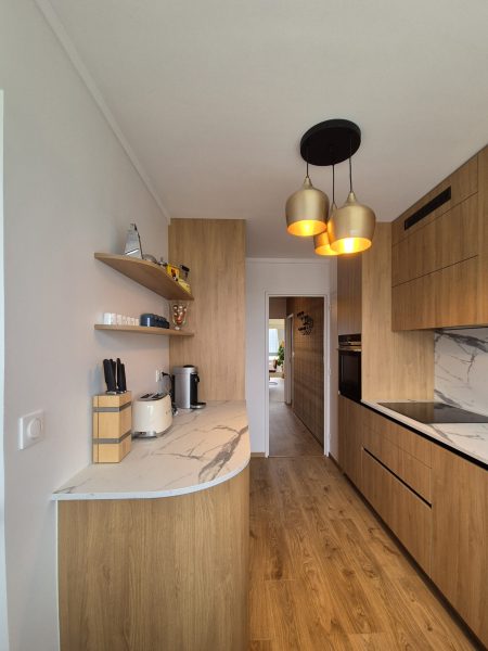 agencement d une cuisine contemporaine avec du bois