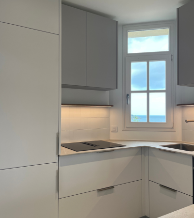 cuisine blanche en laque et lumineuse