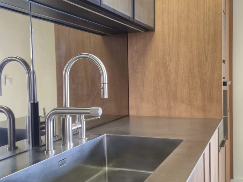 cuisine en bois avec plan de travail en inox