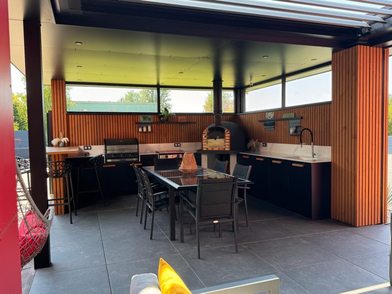cuisine extérieure avec table et chaises