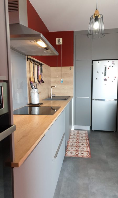 des façades grises avec plan de travail en bois