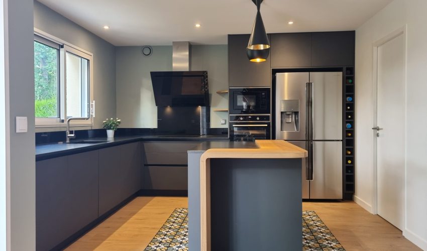 des façades noires pour une cuisine moderne