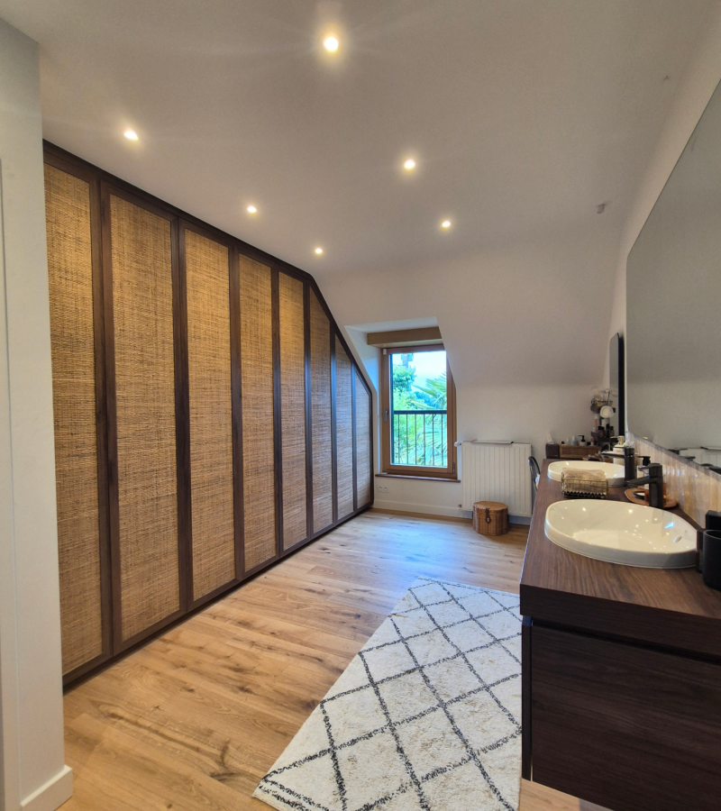 des placards sur mesure dans la salle de bain