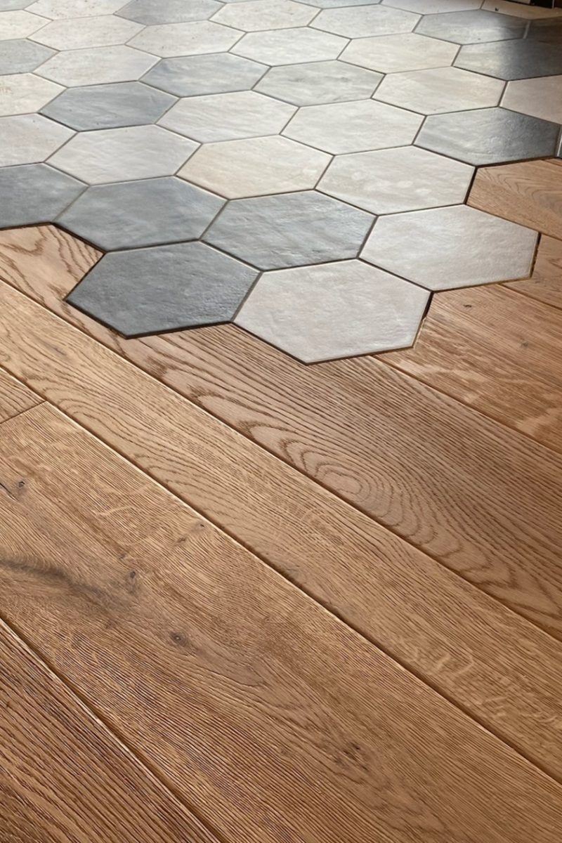 jonction entre les tomettes et un parquet