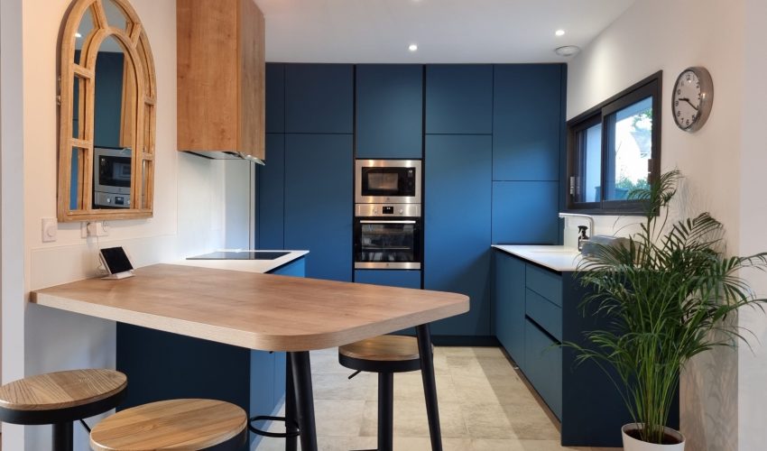 l'implantation d'une cuisine avec du bleu et du bois