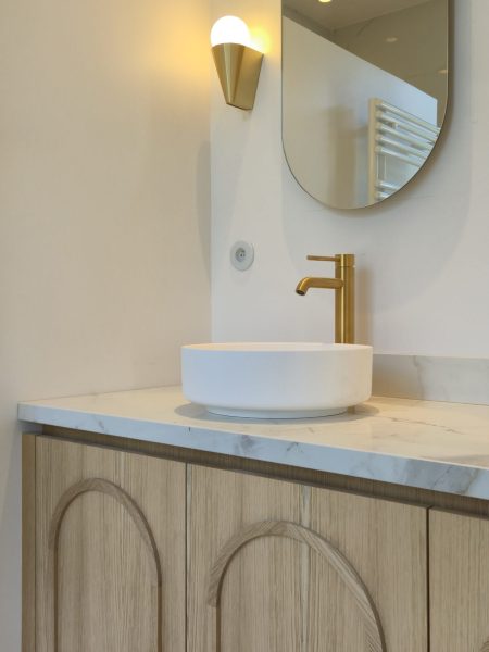 meuble de salle de bain avec une vasque et robinet