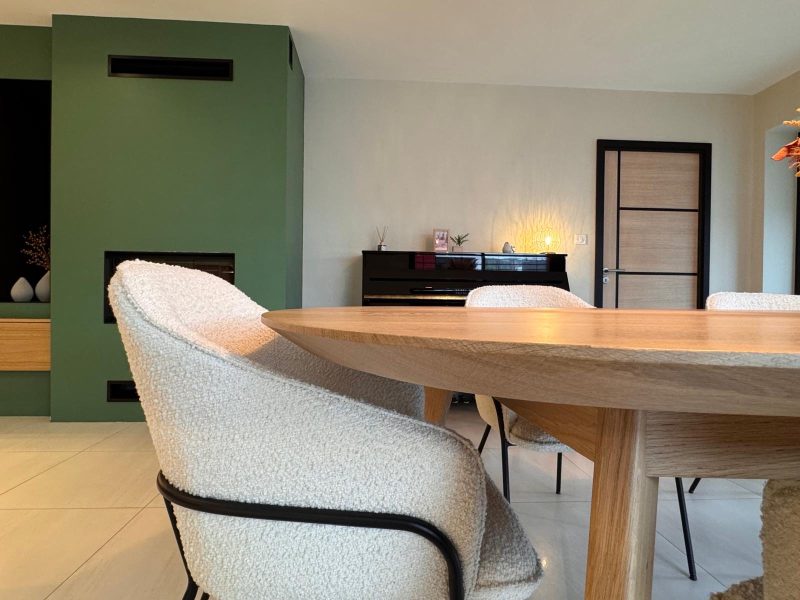 table sur mesure dans un salon clair