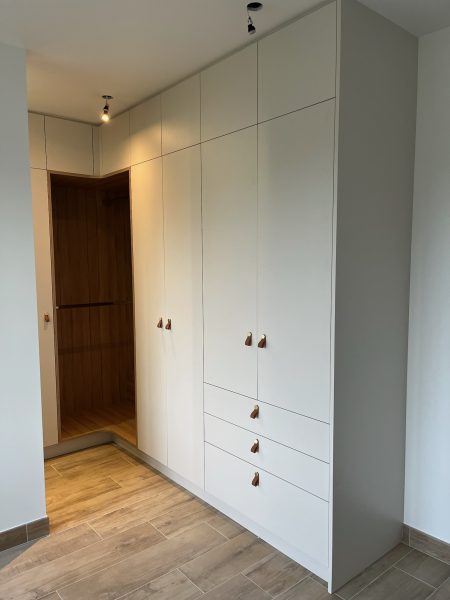 un dressing blanc avec tiroirs
