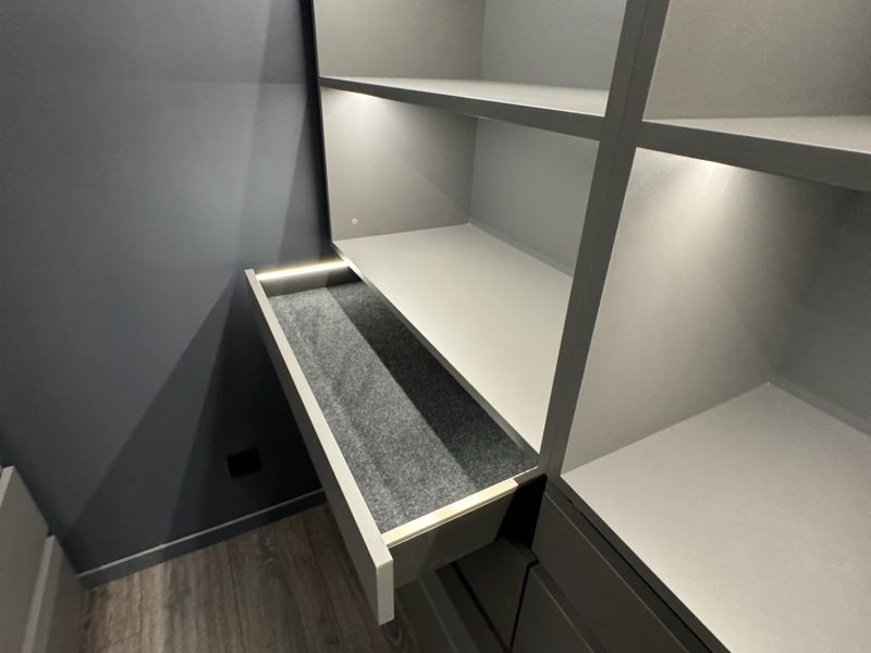 un dressing sur mesure avec tiroir
