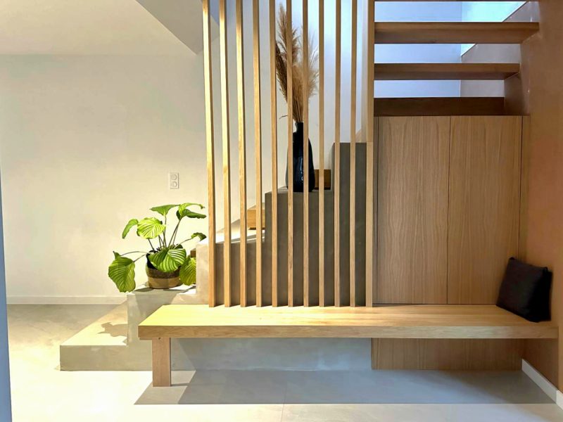 un escalier sur mesure intégré avec des rangements