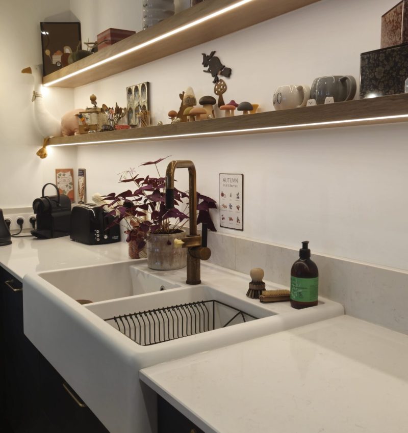un évier deux bacs dans la cuisine sur mesure