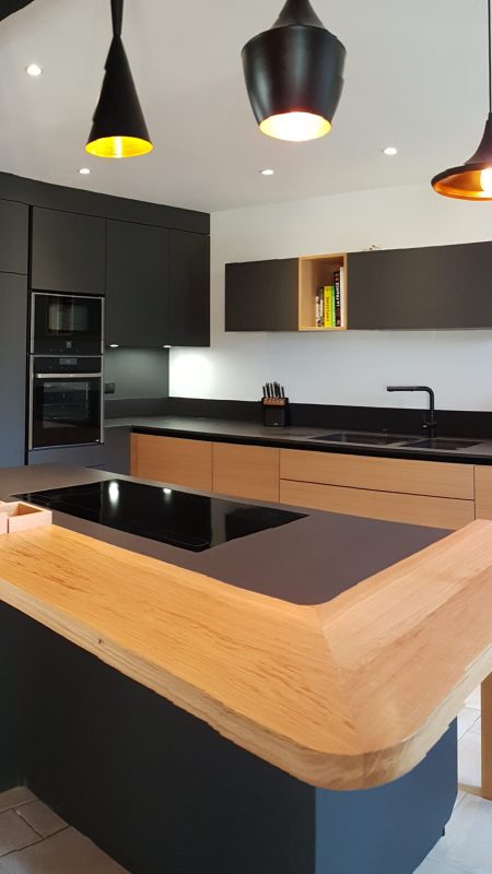 un ilot pour votre cuisine sur mesure noire et bois