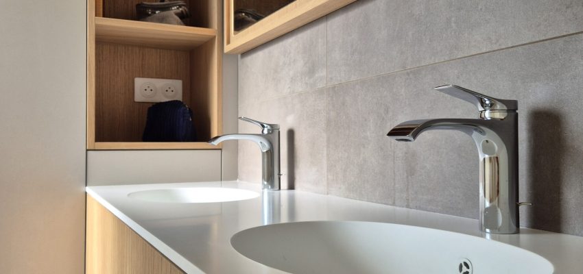 un meuble de salle de bain avec vasque