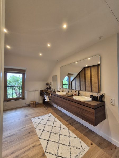 un meuble de salle de bain suspendu