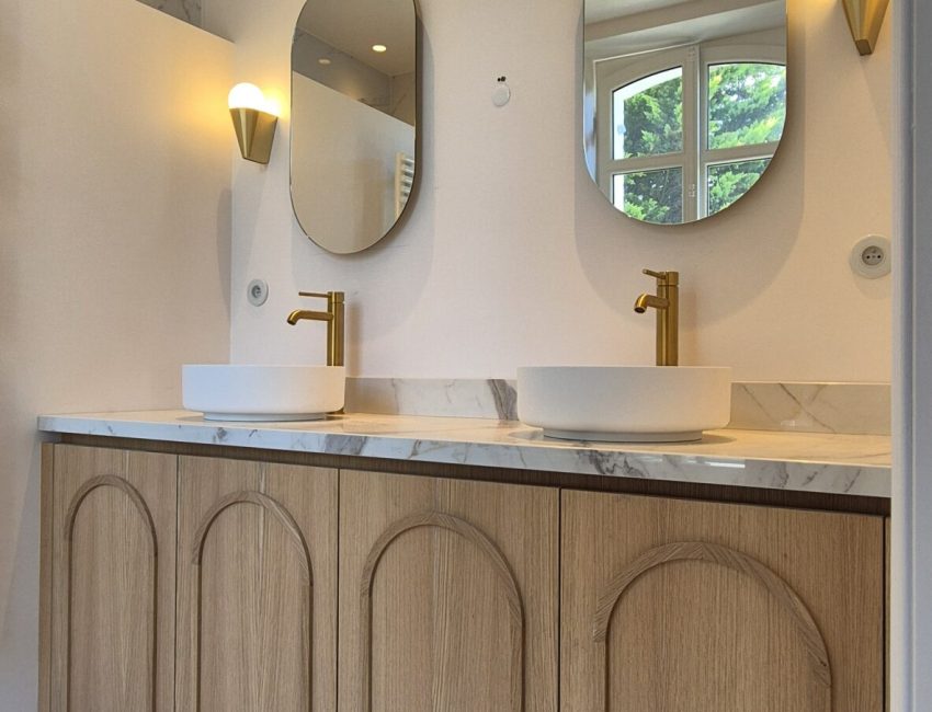 un meuble en bois pour la salle de bain