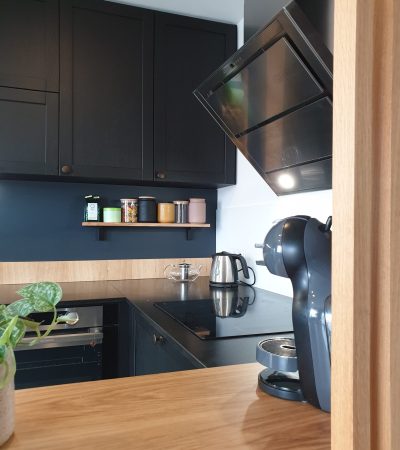 un plan de travail en bois dans votre cuisine u