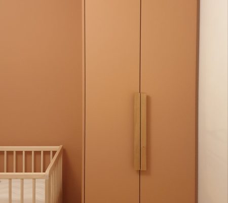 un rangement dans une chambre