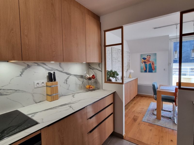 une belle cuisine avec un plan de travail compact