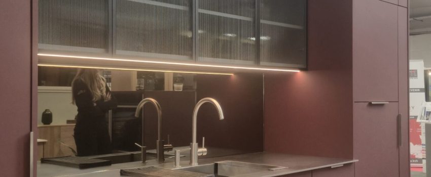 une belle cuisine rouge et bordeaux