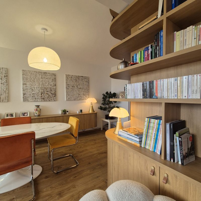 une bibliothèque en bois avec des livres