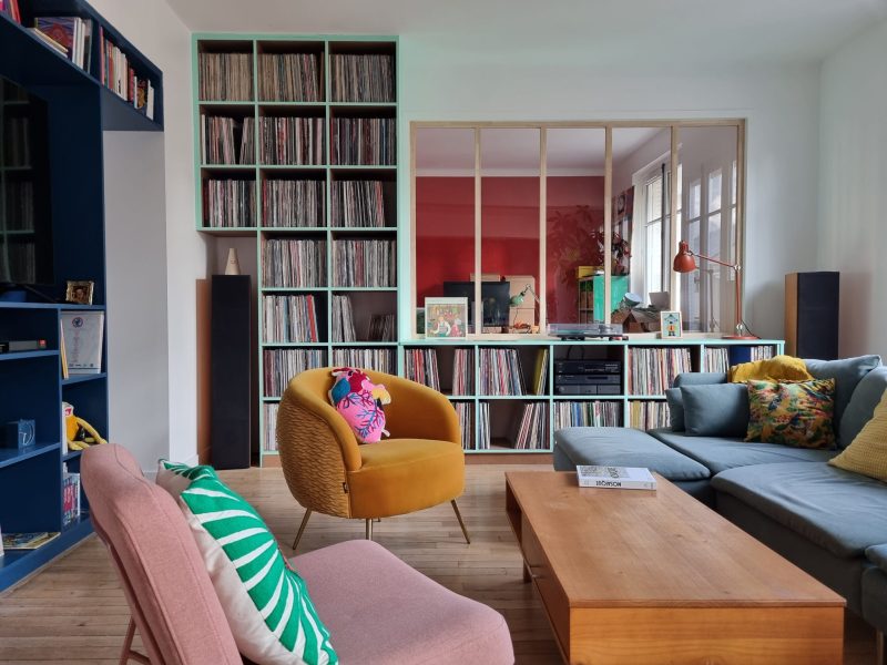 une bibliothèque sur mesure pour le salon