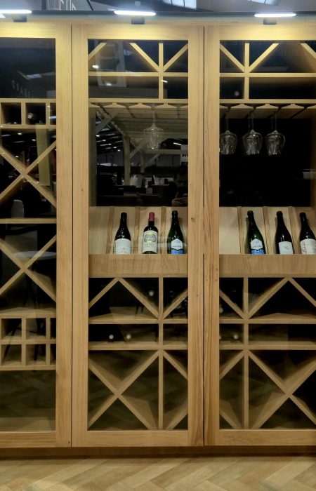 une cave à vin avec des bouteilles