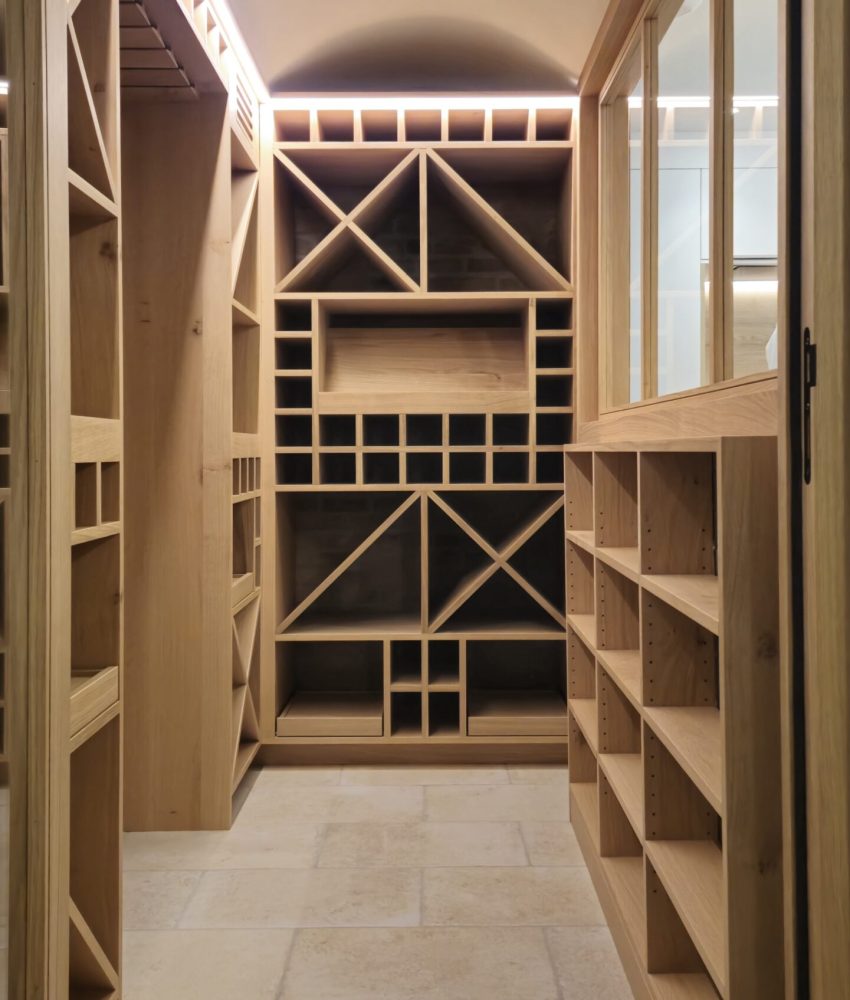 une cave à vin avec divers rangements
