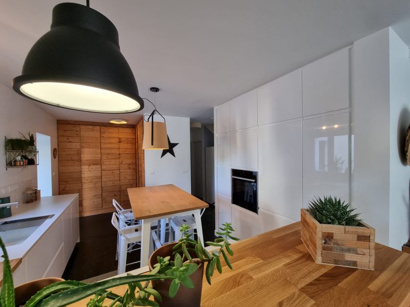 une cuisine avec un style naturel