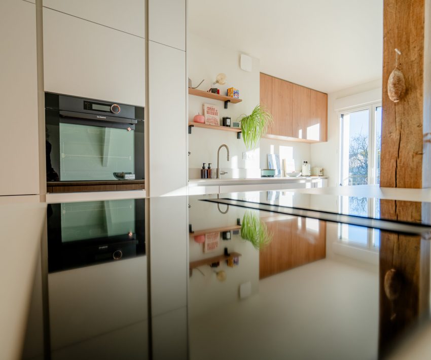 une cuisine beige moderne avec l'électroménager