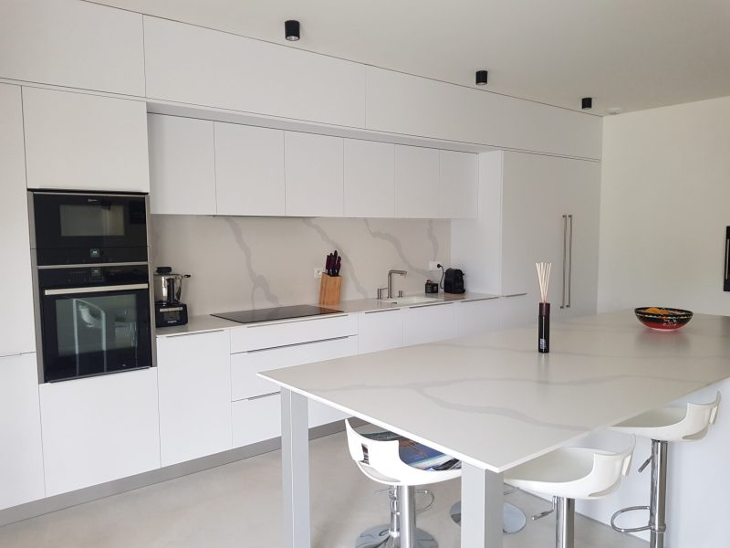 une cuisine blanche avec façades blanches