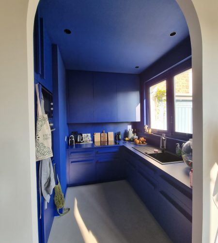 une cuisine bleue jusqu'au plafond