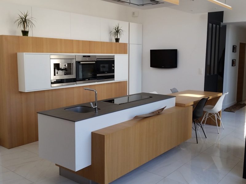 une cuisine design avec plan de travail intégré dans du bois