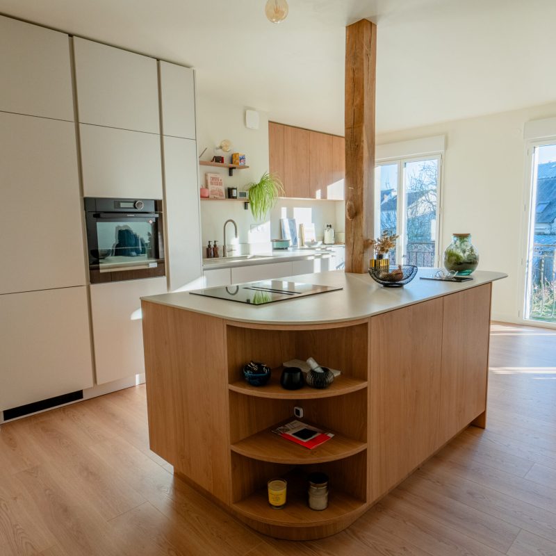 une cuisine design avec un îlot central