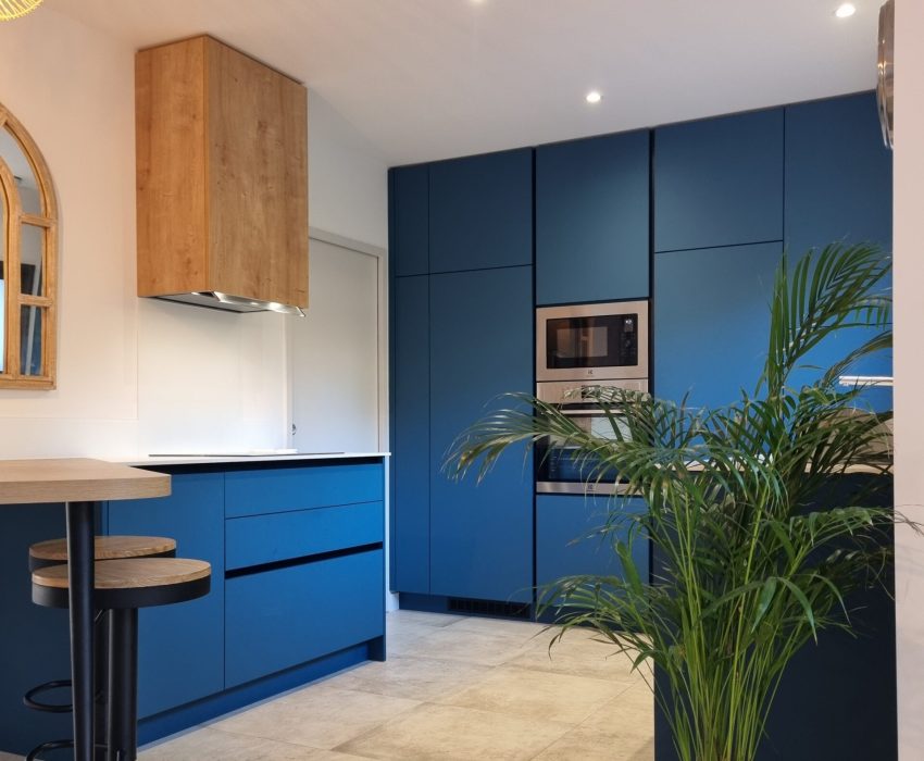 une cuisine en stratifié bleue