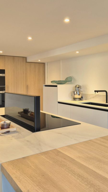 une cuisine lumineuse et design avec effet marbre