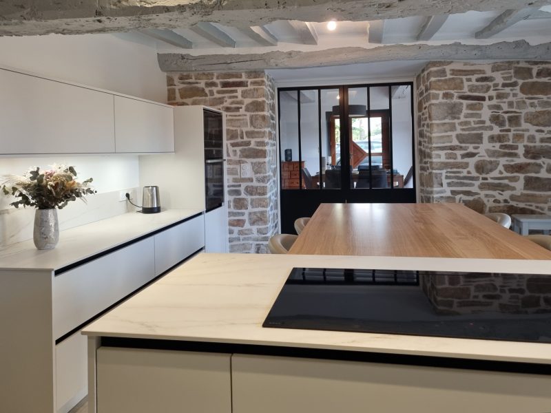 une cuisine moderne avec du bois et de la pierre