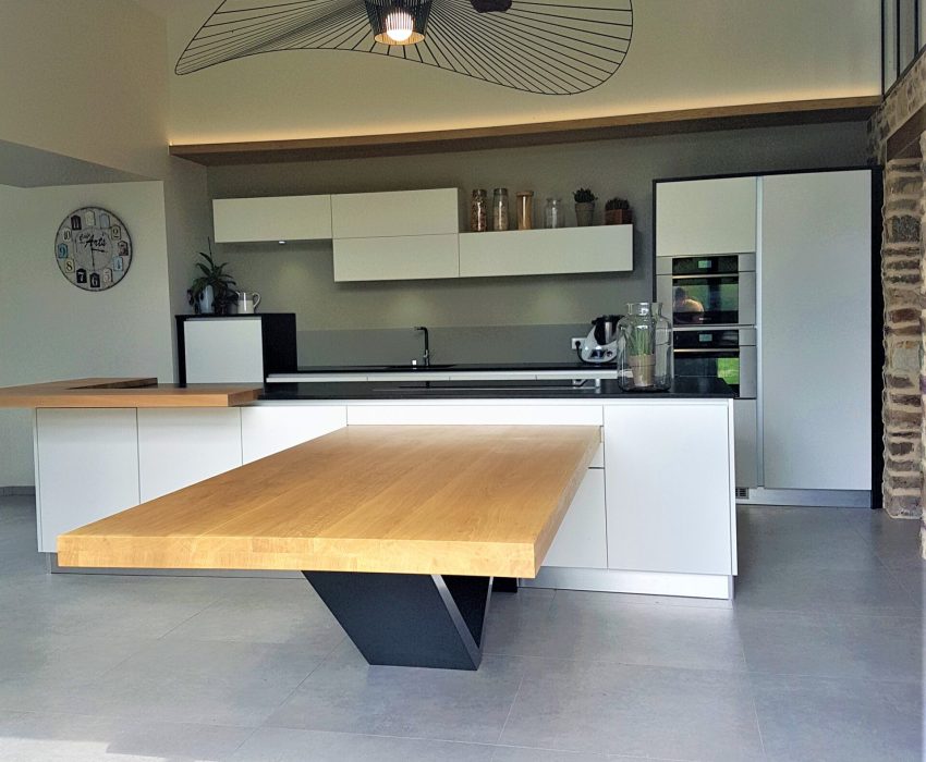 une cuisine moderne avec un beau plan de travail en bois
