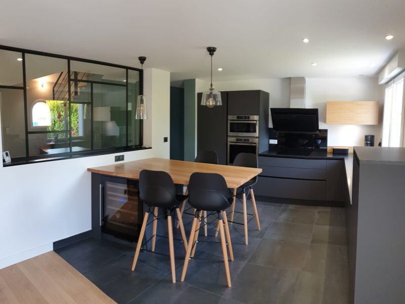 une cuisine moderne en l avec des façades noires