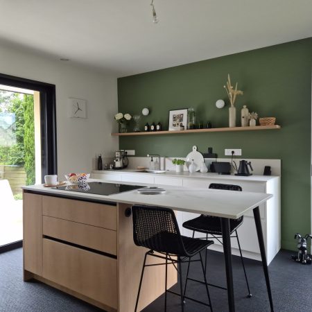 une cuisine naturelle en bois avec du vert