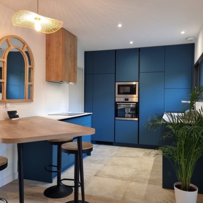 une cuisine ouverte bleue avec un plan de travail en bois