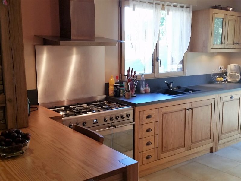 une cuisine rustique avec du bois