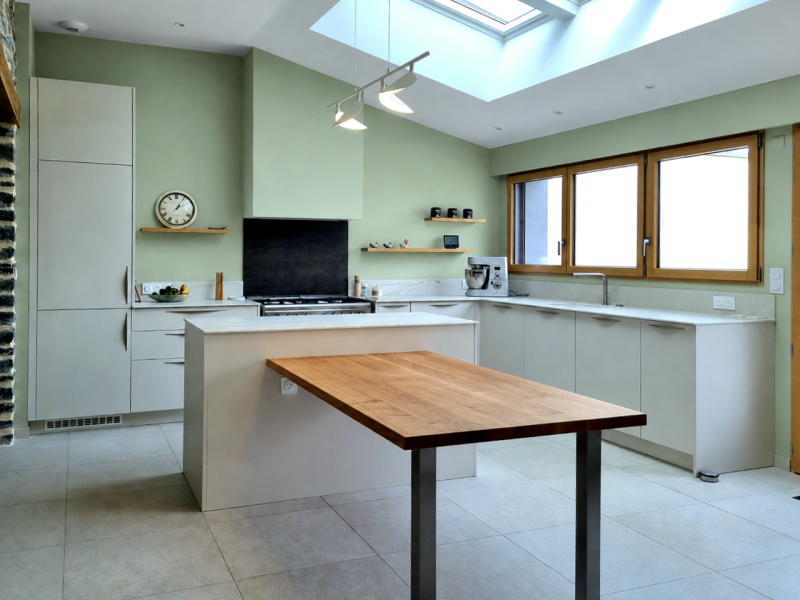une cuisine scandinave avec un plan de travail en bois
