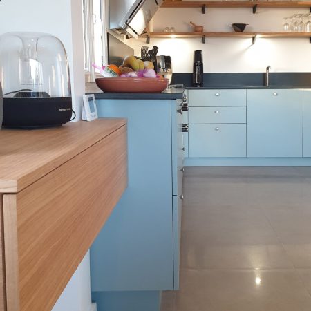 une cuisine scandinave épurée avec du bois