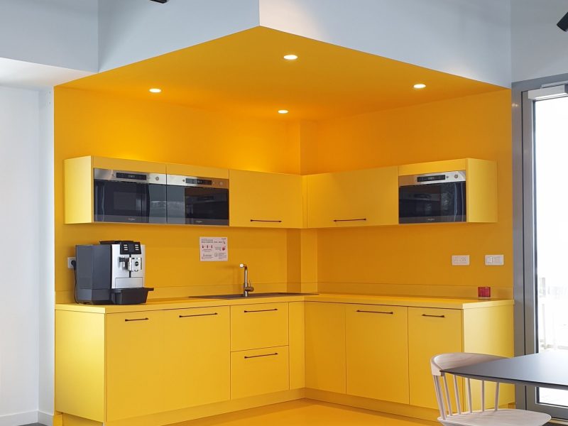 une cuisine sur mesure originale jaune