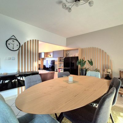 une salle à manger avec une table ovale