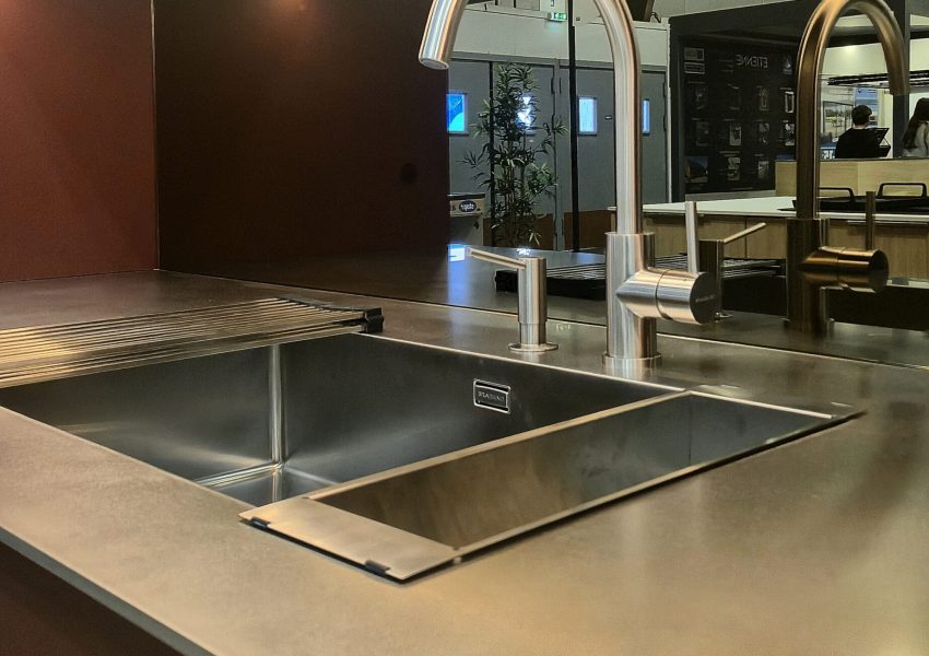 vue du plan de travail en bois sur la cuisine rouge bordeaux