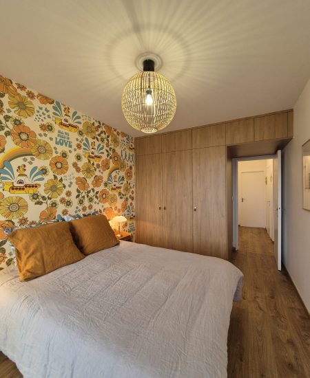 aménagement de la chambre avec lit et rangements